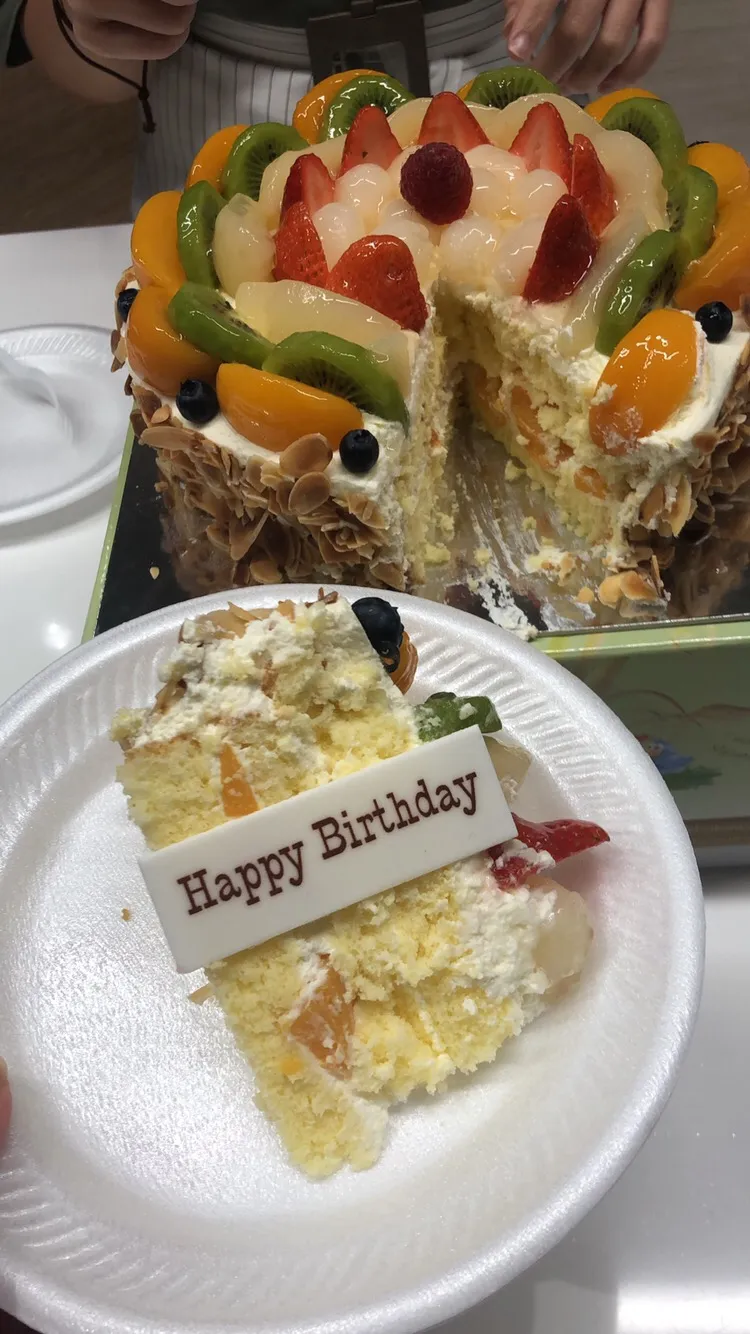 こんにちは 今日は私の誕生日です 21歳になりました イエイ 家族と友達からたくさんケーキとプレゼント そうしてお祝いをもらってました 今回初めて友達から手作りの寿司ケーキももらってました ステーキも食べました 超嬉しいかったです